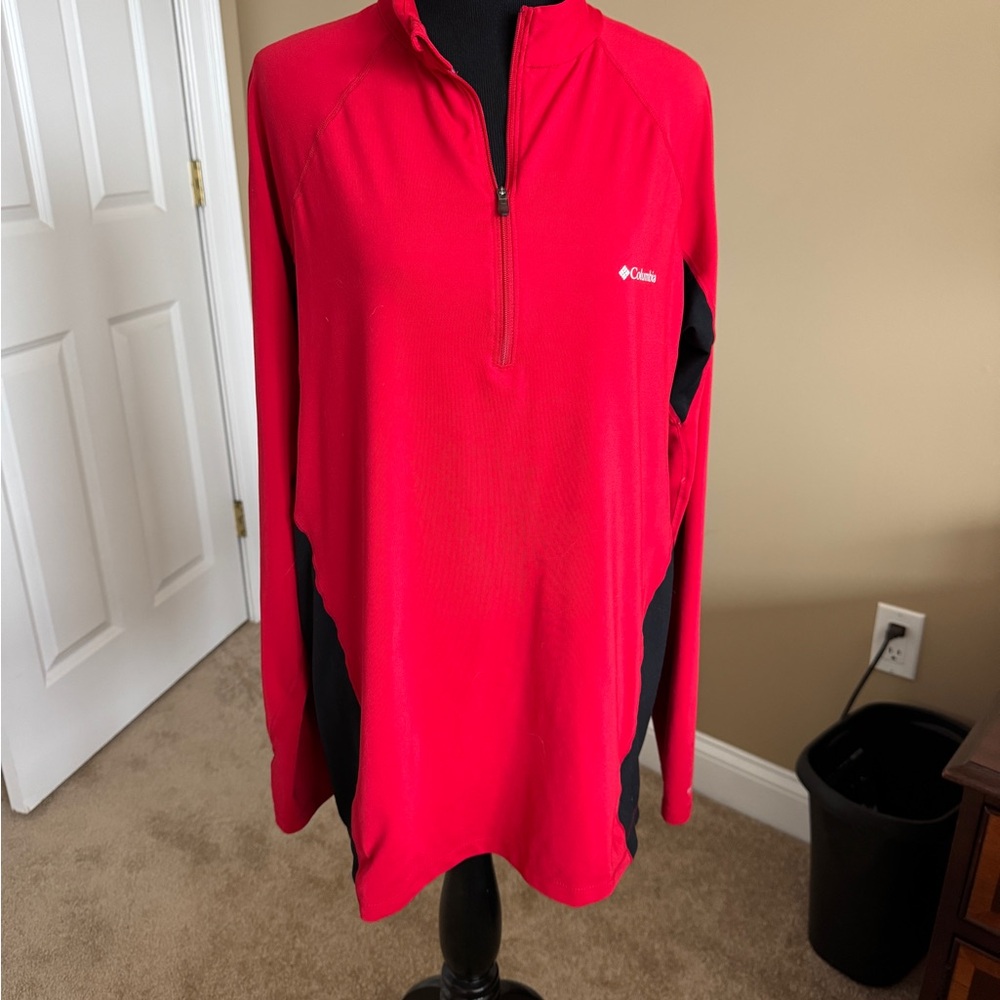 Women’s Columbia Red and Black Omni- heat 1/4 zip top. Size XL